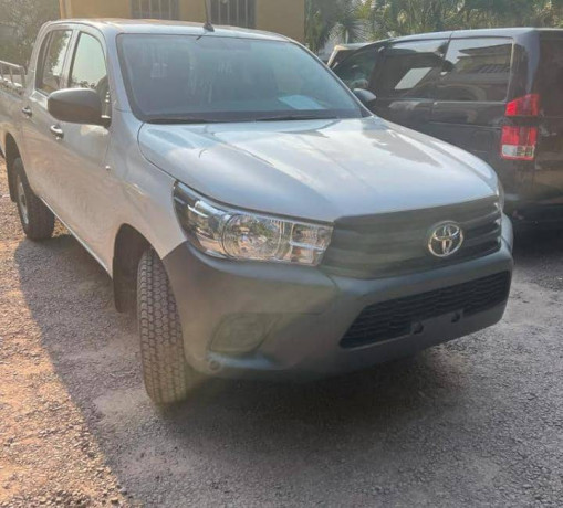 toyota-hilux-professeur-disponible-chez-el-motors-toujours-mwana-bilaka-big-0