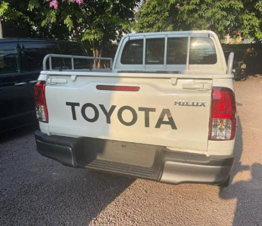 toyota-hilux-professeur-disponible-chez-el-motors-toujours-mwana-bilaka-big-1