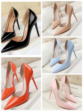 belles-chaussures-a-haut-talon-et-au-devant-pointu-pour-dames-a-bon-prix-big-0